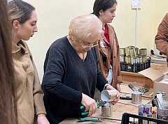 В рамках социального проекта волонтеры делают окопные свечи и сувениры для участников СВО