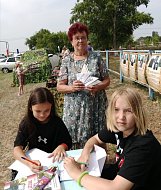 Жители Ершовского района — и дети, и взрослые — написали письма бойцам СВО со словами поддержки