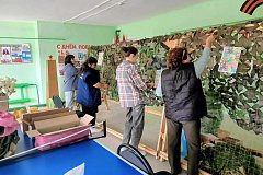 Ершовские сельчанки надеются, что сплетенные ими с добрыми мыслями масксети помогут бойцам оставаться в безопасности