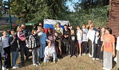 В праздник ершовские дети фотографировались в военной амуниции на фоне российского флага