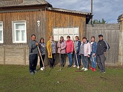 В Орлов-Гае в преддверии Дня пожилого человека "серебряные волонтеры" и соцработники помогли убрать дворы тружеников тыла