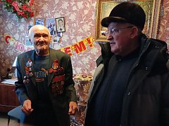 Ершовский 98-летний ветеран поднимает пудовую гирю