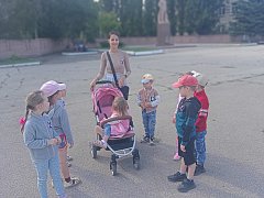 Юные ершовцы-патриоты вручили горожанам ленточки триколора