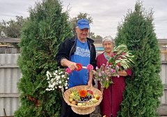 Ершовские «серебряные» волонтеры делятся урожаем с получателями услуг