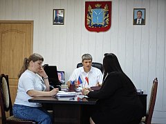 По поручению губернатора глава Ершовского района Константин Мызников провел прием граждан
