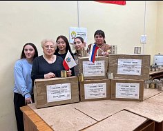 В рамках социального проекта волонтеры делают окопные свечи и сувениры для участников СВО