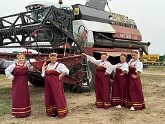 В Ершовском районе продолжаются выездные концерты для хлеборобов