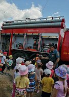 Ершовским дошкольникам на практике показали, как вести себя во время эвакуации при пожаре