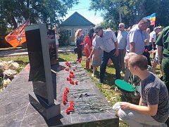 Ершовцы возложили цветы к памятнику участникам локальных войн и конфликтов