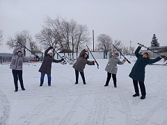 Ершовские сельчане с удовольствием шагают по намеченному маршруту со скандинавскими палками