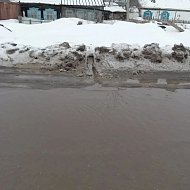 МКУ "Благоустройство" производит уборку паводковых вод с проезжей части дороги