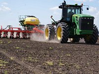 Несколько сельхозпредприятий в Ершовском районе завершили весенний сев