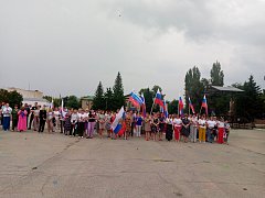 В День Государственного флага российский триколор пронесла по улицам города молодежь Ершова