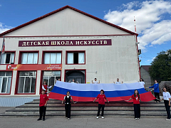 День Государственного флага России: юные активисты Ершова приняли участие в патриотической акции