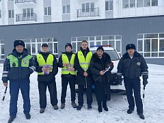 В Ершове прошла акция «Цветы для автоледи!»