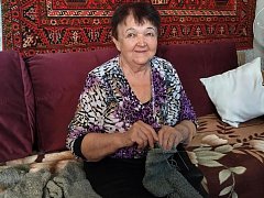 Теплые носки и окопные свечи: саратовские старшие согревают защитников на передовой
