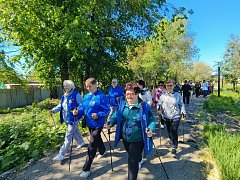В Ершове "серебряные" волонтеры организовали марафон скандинавской ходьбы