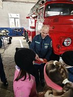 Ершовские второклассники побывали в пожарной части накануне профессионального праздника