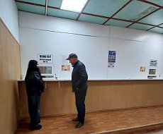 Ершовский общественник проконтролировал деятельность регистрационно-экзаменационного отделения ГИБДД