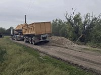 Дороги становятся лучше: в селах Ершовского района продолжается обновление покрытия