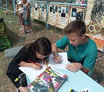 Жители Ершовского района — и дети, и взрослые — написали письма бойцам СВО со словами поддержки