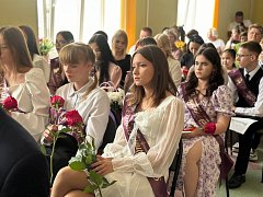 Перевернута еще одна страница школьной книги: в ершовской школе прошло торжественное вручение аттестатов выпускникам 9-х классов