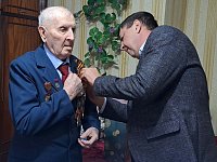 Глава МО г. Ершов Альберт Тихов вручил юбилейные медали труженикам тыла