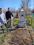 Молодое поколение хранит память предков: ершовские школьники облагородили могилы ветеранов ВОВ
