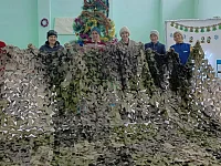 Жители Ершовского района плетут маскировочные сети для фронта