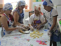 «Учебная кухня»: получатель соцуслуг провела для ершовских ребят кулинарный мастер-класс