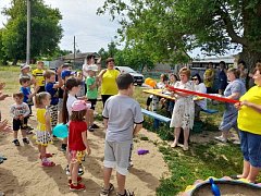 В Ершовском районе в «день детей» открыли детские игровые площадки
