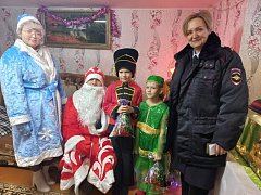 Полицейский Дед Мороз продолжает дарить подарки ершовским ребятам