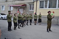 На улице Победы ершовцы разных возрастов пели о Великой Победе