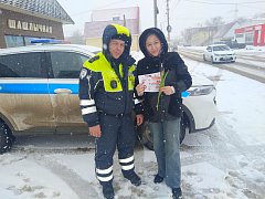 Ершовских автоледи поздравили с наступающим праздником