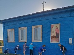 Орловгайские соцработники помогли в покраске стен храма Святой Блаженной Ксении Петербургской