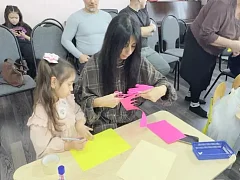 Супермамы и супердочки: в Ершове прошел праздник нежности, творчества и семейного тепла