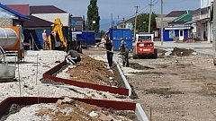 Полным ходом в Ершове идет строительство детской площадки "Время приключений"