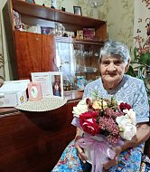 90 лет жизненного пути: сотрудники КЦСОН г.Ершова поздравили с юбилеем Валентину Андреевну Гандзюрову