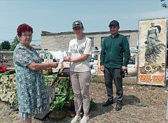 Жители Ершовского района — и дети, и взрослые — написали письма бойцам СВО со словами поддержки