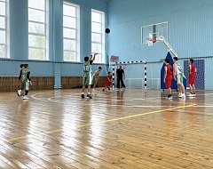 В Ершове на стадионе «Юность» прошел баскетбольный турнир, посвященный Дню народного единства