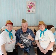 «Серебряные» волонтеры Ершовского района провели праздничную акцию 