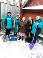 «Серебряные» волонтеры «штурмовали» заметенные снегом дворы ершовских пенсионеров