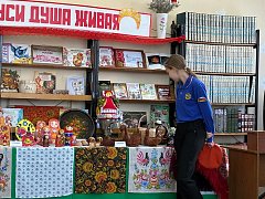 Ершовские библиотекари познакомили школьников с богатством и самобытностью народных промыслов России