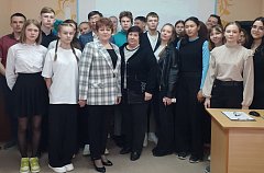 Накануне праздника ершовские школьники встретились с ветераном органов местного самоуправления