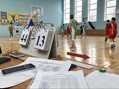 В Ершове на стадионе «Юность» прошел баскетбольный турнир, посвященный Дню народного единства