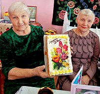 Соцработники Ершовского района поздравили с женским днем своих подопечных