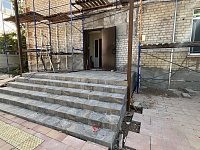 В Ершове ремонтируют входную группу здания ЗАГСа