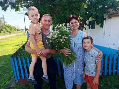 Ершовские соцработники поздравили семейные пары, проживающие в селе Краснянка, с Днем семьи, любви и верности