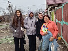 Школьники поздравили ершовских бабушек с Днем матери