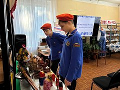 Ершовские библиотекари познакомили школьников с богатством и самобытностью народных промыслов России